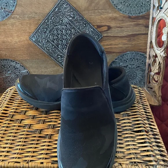 Bzees Camouflage fabric loafers - Picture 2 of 4